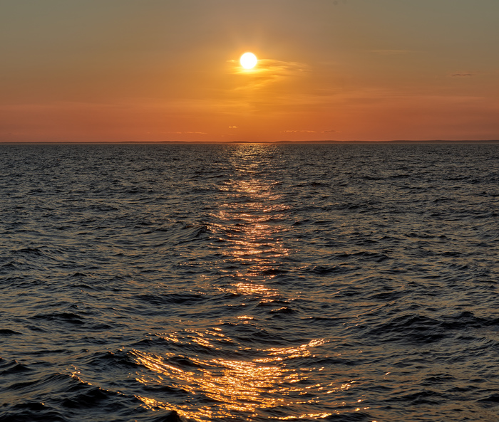 Sunset on Ladoga - My, Sunset, Water, Solar track, The sun, Red Sky, Sky