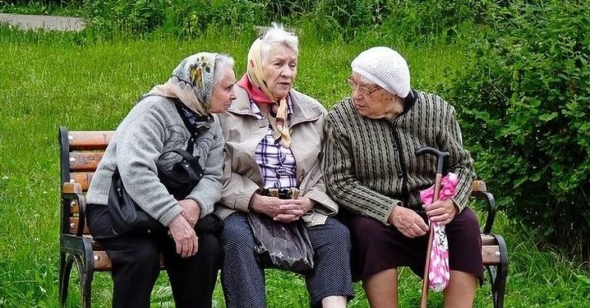 К чему снится что бабушка дает деньги. Бабушки на лавочке. Бабушки на скамейке. Бабки на лавке. Пенсионеры на лавочке.