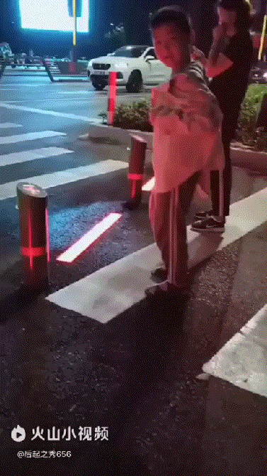 Crosswalk - Crosswalk, Red light, Warning, Asians, GIF