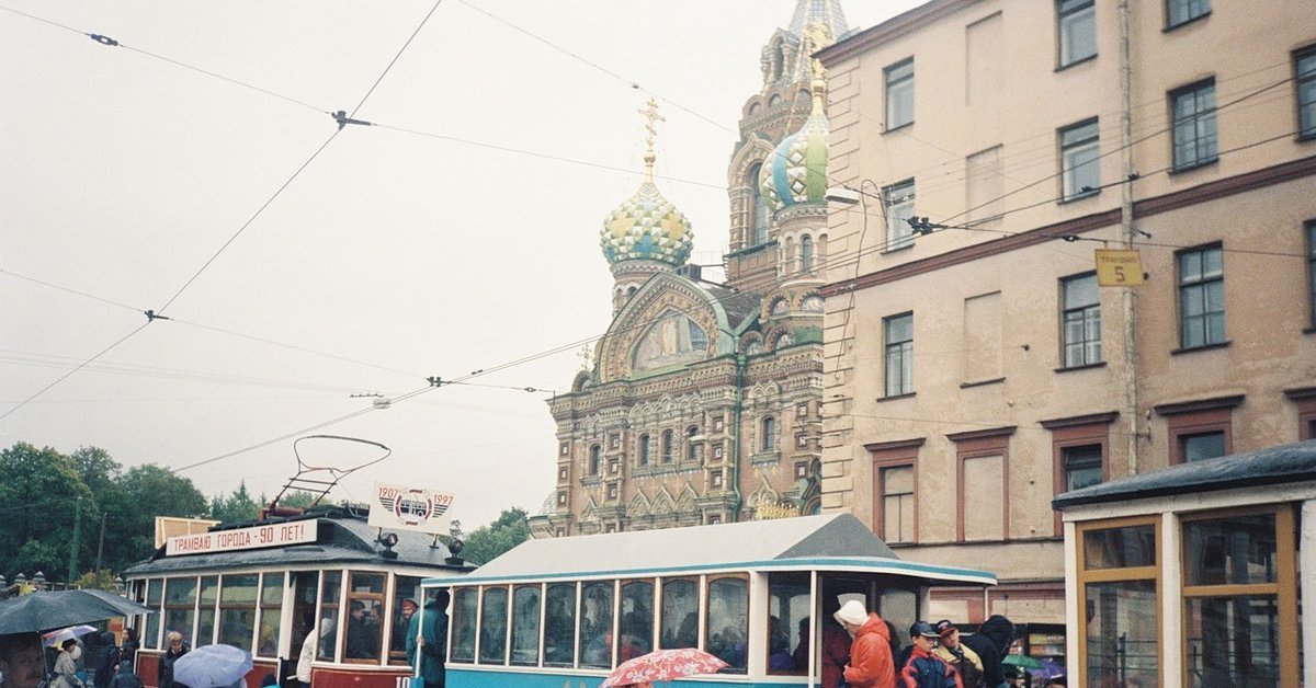 Санкт петербург 90. Трамвай в 90-е в Петербурге. Трамвай СПБ 90е. Трамвай в 90е Питер. Сенная площадь Санкт-Петербург 90-е.