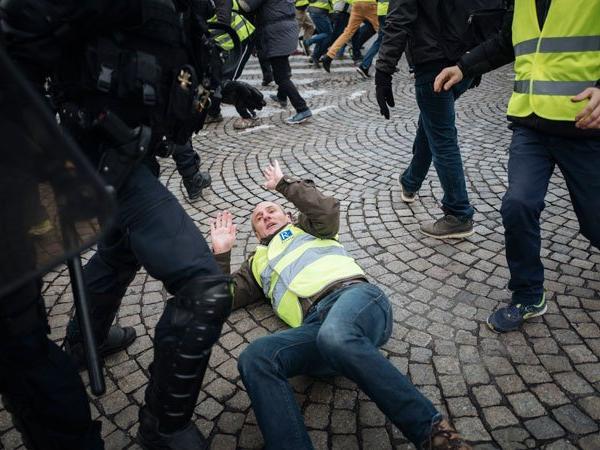 A couple of photos from the Paris Maidan - Paris, Protest, Longpost