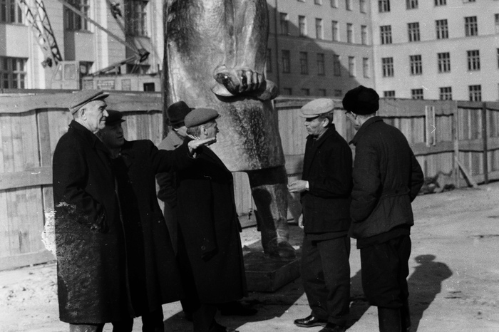Magnitogorsk MSTU. Installation of the monument to Vladimir Ilyich. - Magnitogorsk, MGTU, Past, Lenin, Monument, Magnitogorsk history club, People, 20th century, Longpost