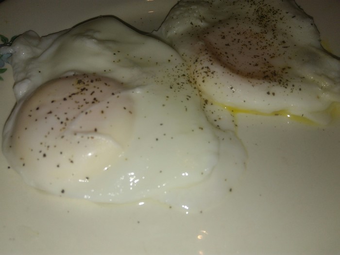 Fried eggs without a drop of fat. Fried eggs on the water - My, Eggs, Water, Omelette, Video, Video recipe, Text, Pan, Recipe