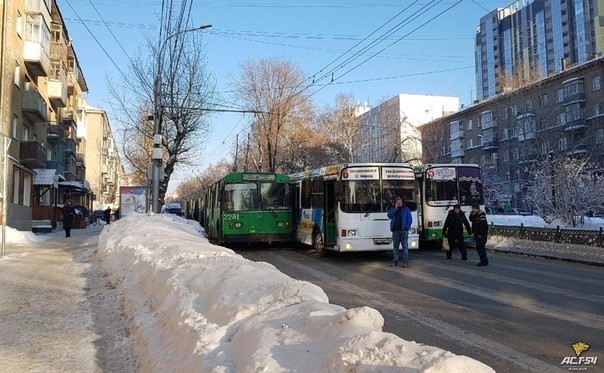 Как полностью заблокировать одну из ключевых дорог в Новосибирске? А вот) - ДТП, Автобус, Троллейбус, Молодец, Новосибирск