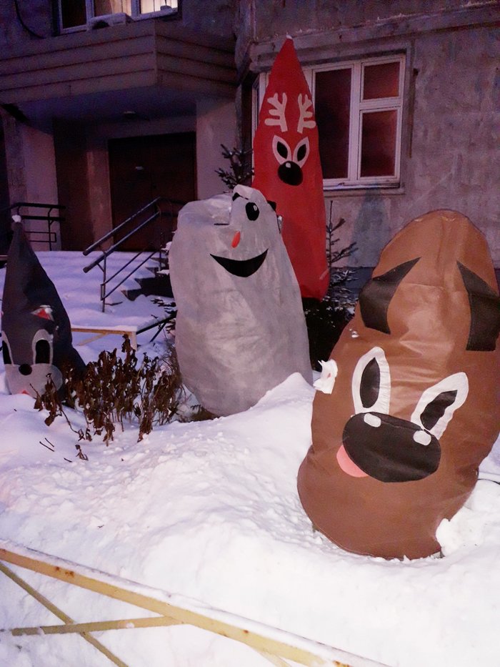 The holiday comes to us - Shapes, Trash, Decoration, The street, Courtyard, Snow, Winter, Close to the house