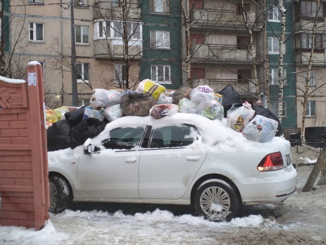 In St. Petersburg, the driver parked the car near the garbage dump and prevented the garbage truck from driving up - Saint Petersburg, Auto, Garbage, Longpost