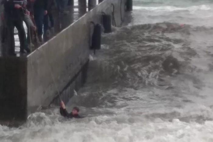 In Yalta, a 12-year-old teenager was washed away from the pier by a wave. - Courage, The rescue, Crimea