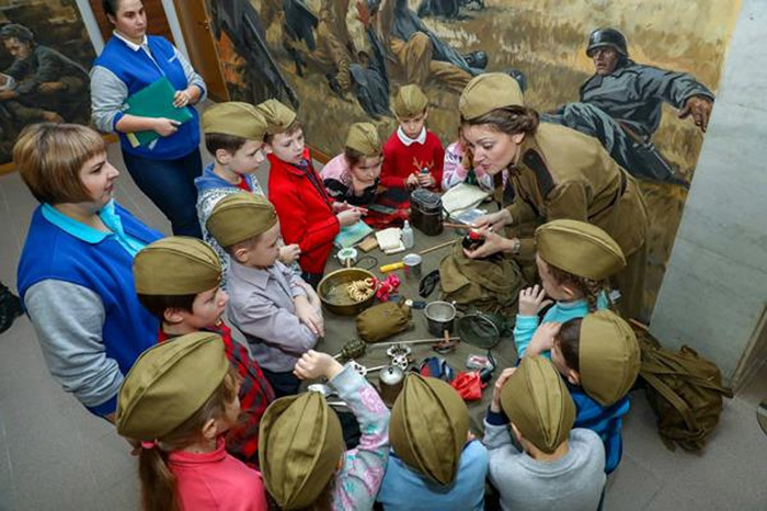 The German from the picture on the right watches in horror as the Russians teach children to mess. - , Children, Patriotic education, From the network, The bayanometer is silent, Creative