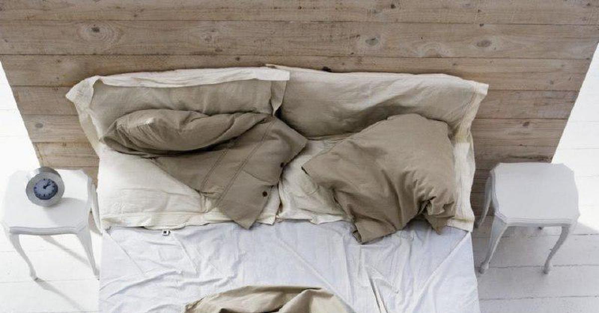 Чужая кровать спать. Кровать вид сверху. Незаправленная кровать. Заправленная кровать вид сверху. Мятая кровать вид сверху.