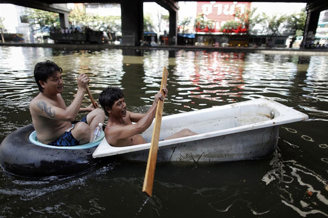 How resourceful Thais swim in flooded Bangkok - Bangkok, The photo, Потоп, Longpost