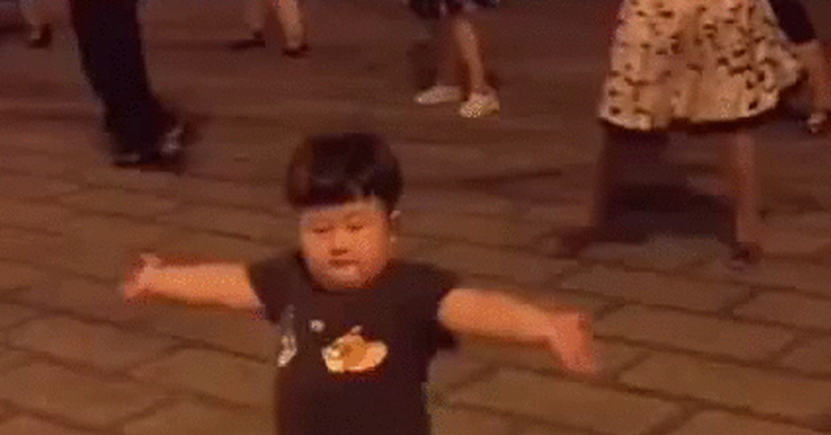 Азиат танцует. Гифка мальчик танцует. Мальчик смешно танцует. Смешной Танцующий мальчик. Китайский мальчик танцует.