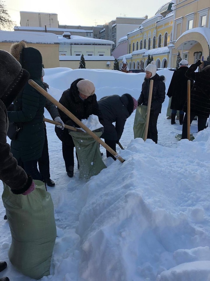 Saratov teachers were forced to fill snow bags in the cold - Saratov, news, Copy-paste