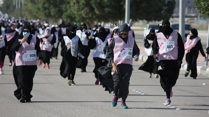 Graduation of the Arab Bachelor in Artistic Gymnastics - Arabs, Sport, Humor, Burqa, Saudi Arabia