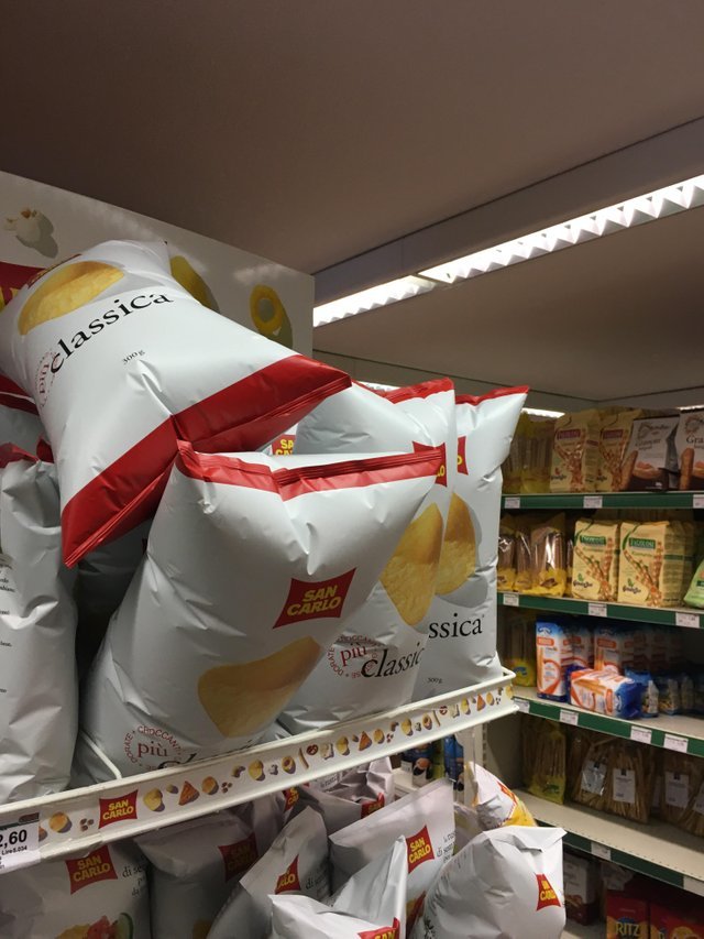 A package of chips inflated at a high-altitude resort - Crisps, Resort, Height, The mountains, Pressure, Pout