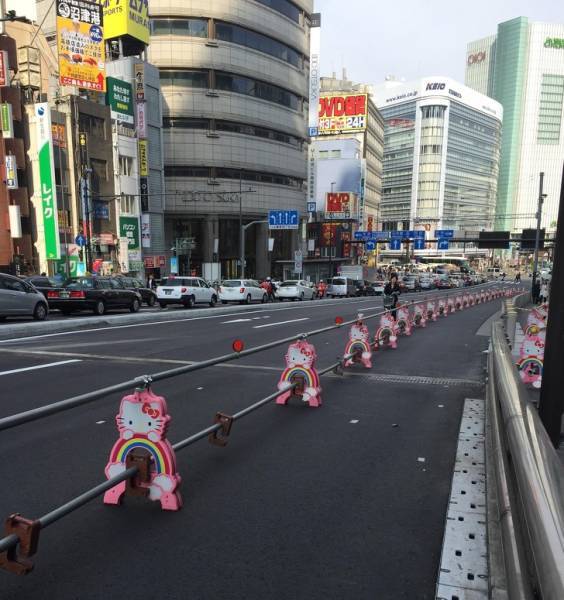 funny fence - Road fencing, Tokyo, Hello kitty