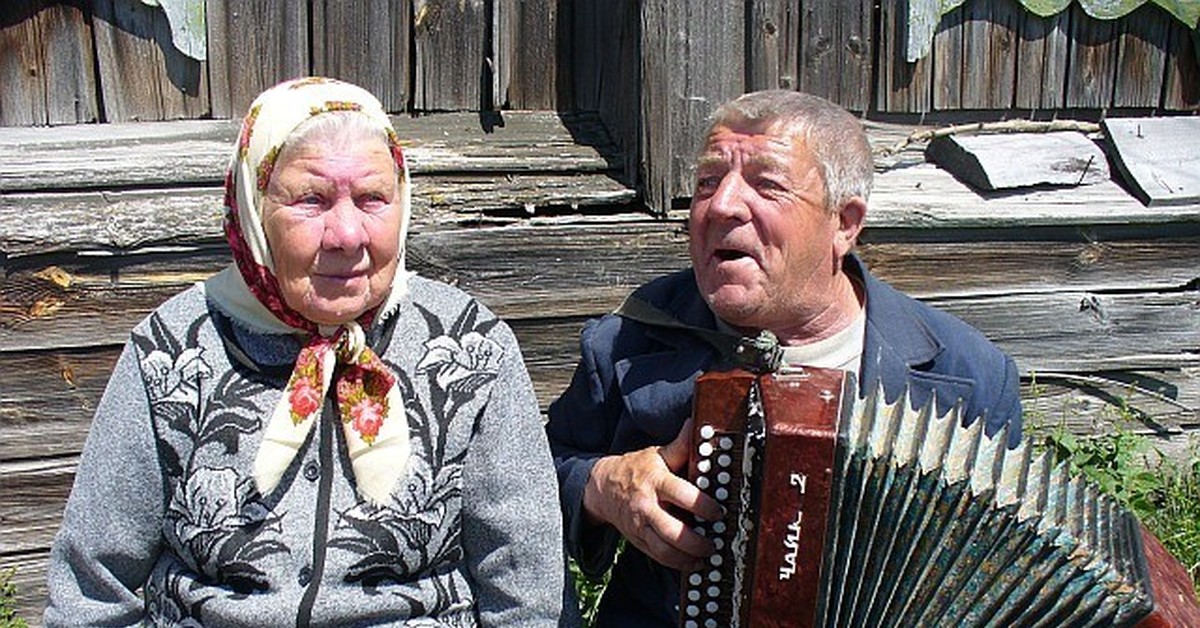 Дед поет. Гармонь в деревне. Бабушки поют. Бабушки в деревне с гармошкой. Под гармонь в деревне.