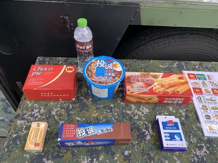 In Taiwan, they demonstrated a food kit for a captured PLA soldier. - Taiwan, Pla, Grocery kit, Prisoners, Longpost