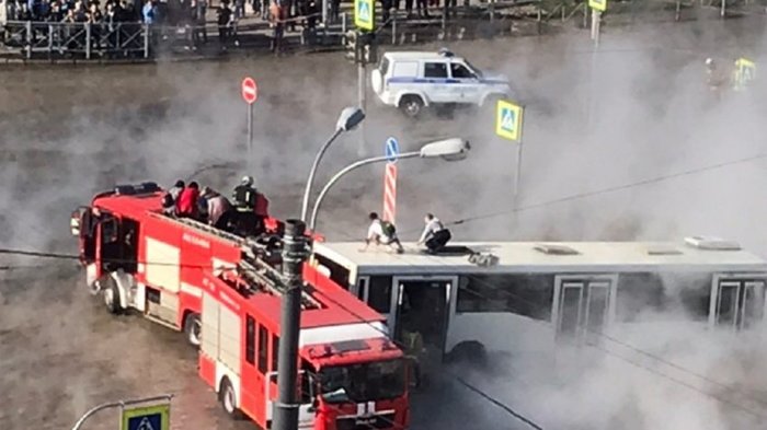 Bus drivers saved passengers from boiling water in Kupchino - Saint Petersburg, Kupchino, Bus, Pipe break, Boiling water, Ministry of Emergency Situations, Video, Longpost