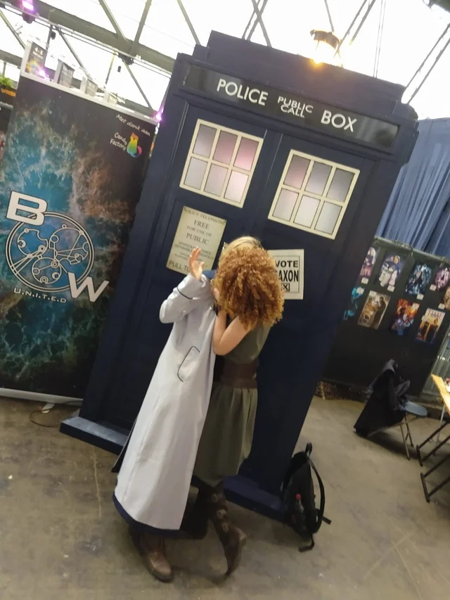 River Song and the Thirteenth Doctor ;) - Doctor Who, River Song, Thirteenth Doctor, Cosplay, TARDIS