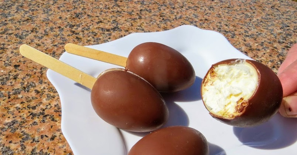 Рецепт домашнего эскимо на палочке. Необычное эскимо. Эскимо из шоколадных яиц. Мороженое в шоколаде домашнее на палочке. Шоколадные шарики на палочке.