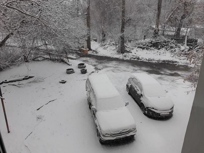 It's snowing again in the ECB, guess who changed their shoes yesterday? ( - My, Snow, Weather, Ural