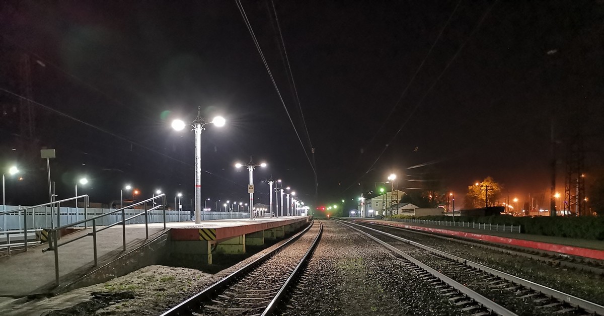 Включи станцию на ночь. Железнодорожный вокзал Дзержинск. ЖД вокзал Туймазы. ЖД вокзал Дзержинск. Дзержинск железная дорога.