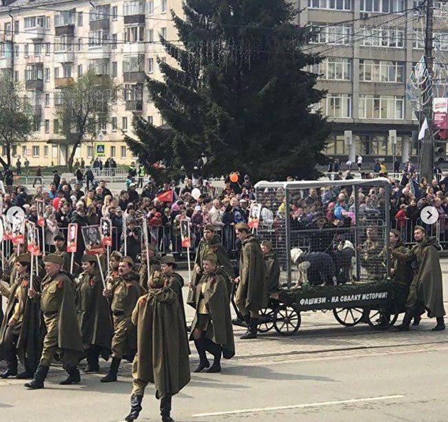 At the parade in Nizhny Tagil, they showed a fascist in a cage - Performance, May 9, Parade, Longpost, May 9 - Victory Day