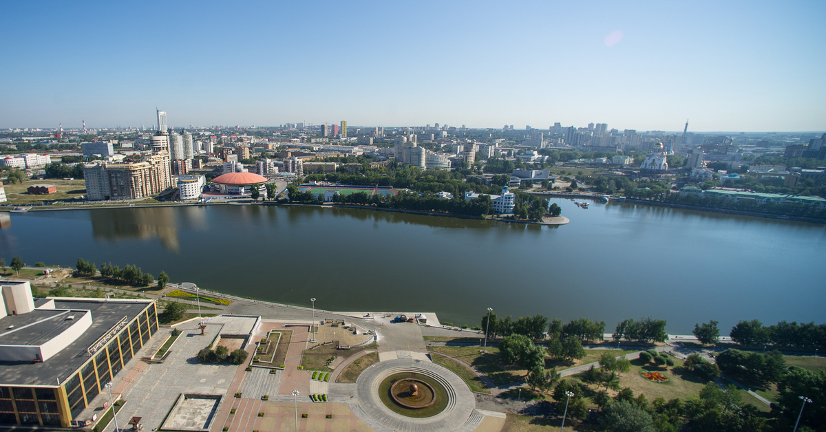 Театр драмы екатеринбург. Октябрьская площадь Екатеринбург. Октябрьская площадь драмтеатра Екатеринбург. Октя́брьская пло́щадь Екатеринбург. Сквер у театра драмы Екатеринбург.