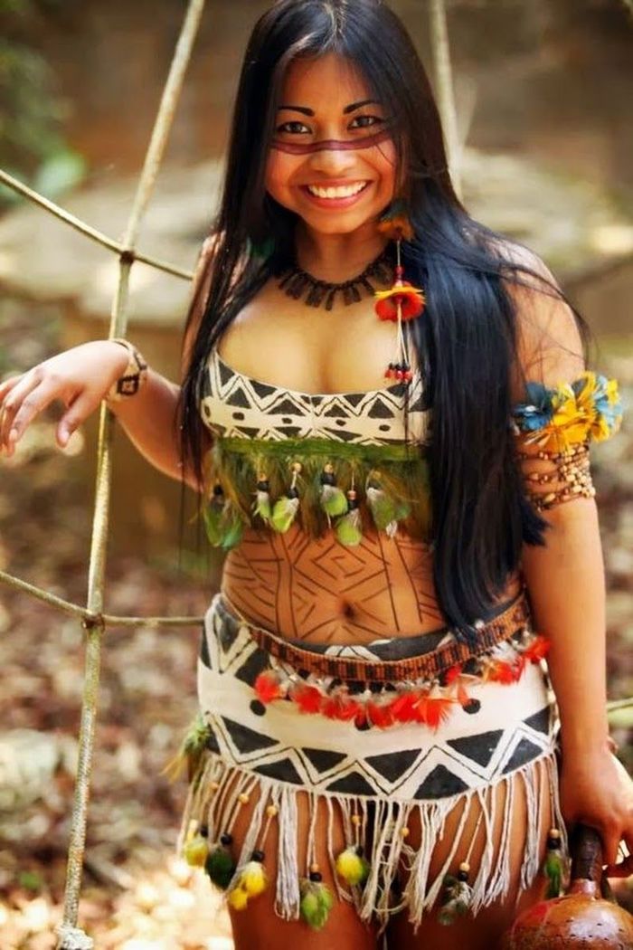 Tribe girl. Бразилия Амазонские индейцы женщины. Индейцы Xingu. Народы амазонки. Бразилия Амазония племена.