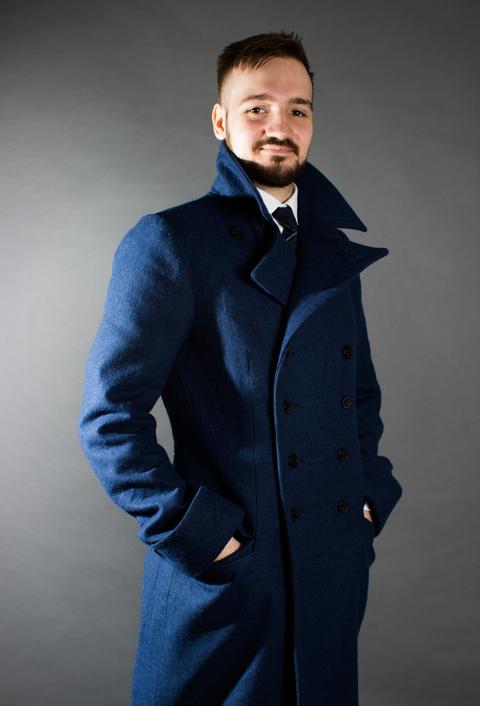 Мужчина в синем пальто