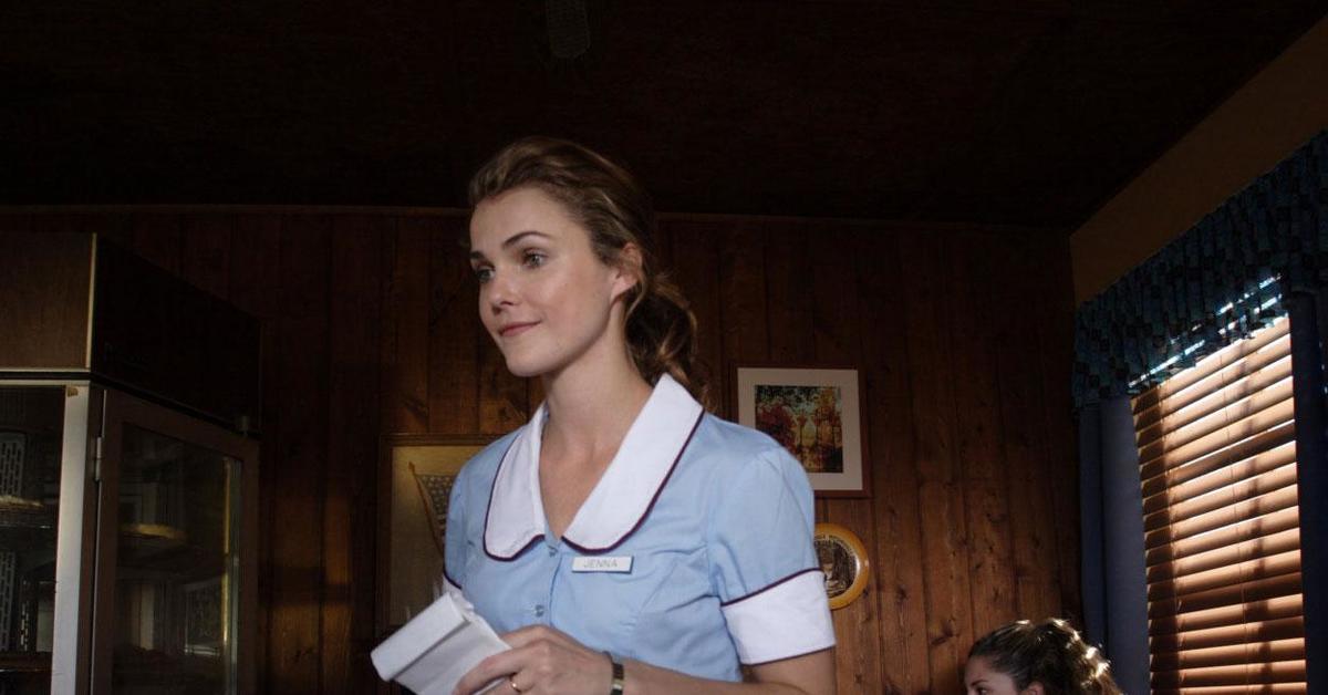 Он влюбился в официантку. Он влюбился в официантку. Красивые девушки официантки. Он влюбился в официантку. Он влюбился в официантку.