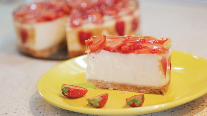 strawberry cheesecake - My, Cake, Strawberry, Dessert, Strawberry cake, Video recipe, Video, Longpost, Strawberry (plant)