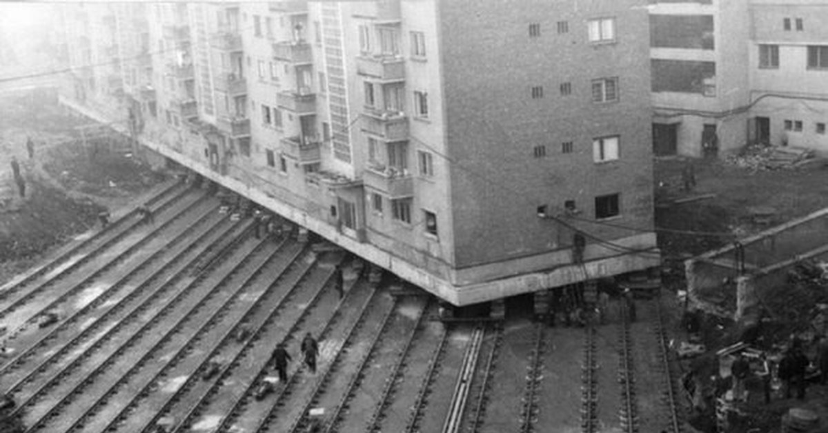 Движение домов. Передвижение домов в СССР. Передвинули многоэтажный дом в Москве. В СССР двигали дома. Перенос домов в СССР.