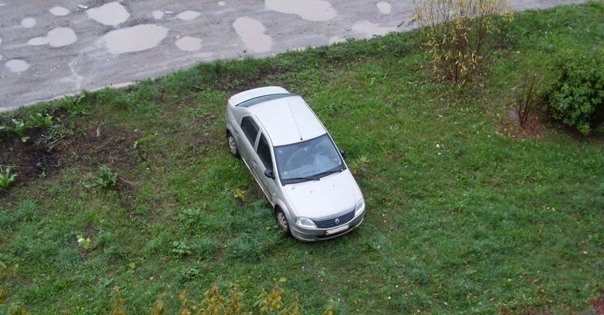Парковка на зеленой зоне. Газон автомобиль. Автомобиль паркуется на газоне. Парковка с газоном для машины. Автомобиль припаркованный на детской площадке.