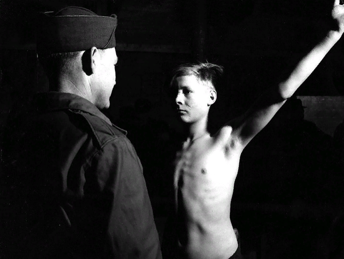 Американский солдат рассматривает немецкого пацана Вторая мировая война, Пленные, Длиннопост