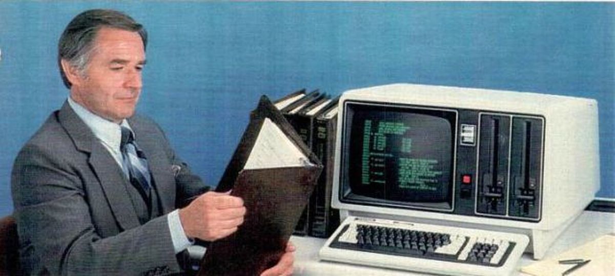 Прогрессу 80. Компьютеры 80-х годов. Компьютер из 80-х. Старые компьютеры 80-х. Компьютер 1960.