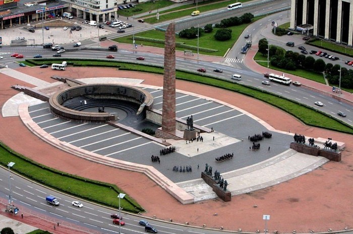 Monument to the Heroic Defenders of Leningrad became a parking lot. - Monument, Officials, Parking, Saint Petersburg