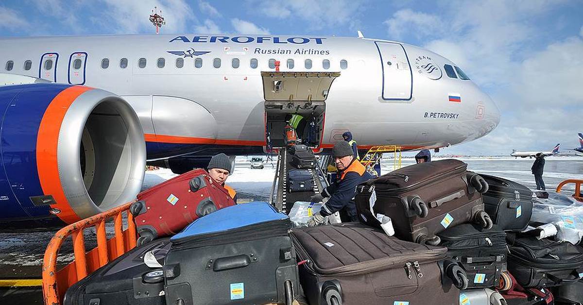 Товары в самолете россия. Багаж самолета. Погрузка багажа в самолет. Погрузка чемоданов в самолет. Самолёт Аэрофлот чемодан.