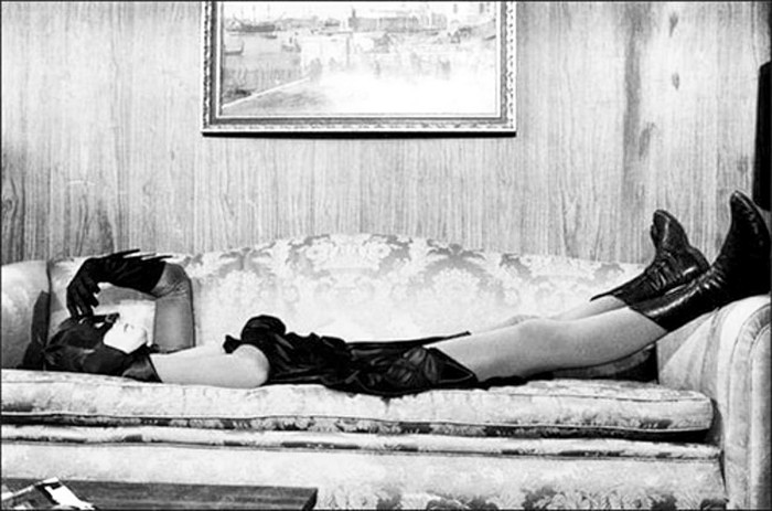 Adam West resting on the couch during a break in the filming of the series Batman, USA, 1960. - The photo, , Batman, USA, Serials, Dc comics, Photos from filming, 1960
