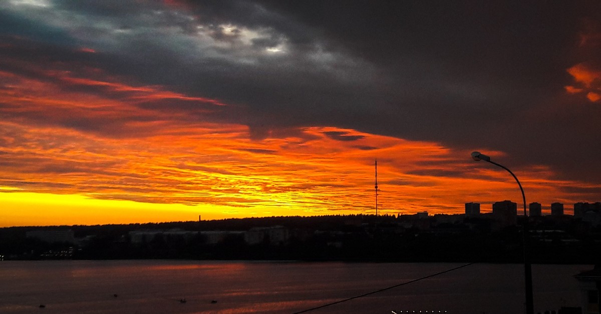 Закат разбор. Закат Ижевск. Закат солнца в городе. Красивый закат Ижевск. Красивый закат Оренбург.