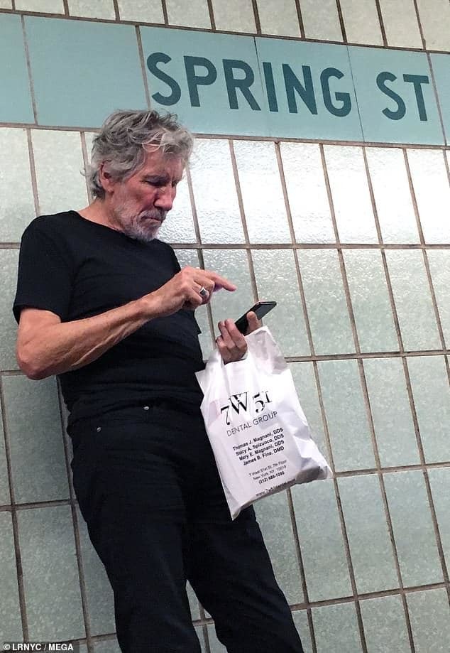 And again, Rogers Waters lit up in the subway. - Roger Waters, Pink floyd, Metro, New York, Celebrities, Retirees, Rock, Longpost