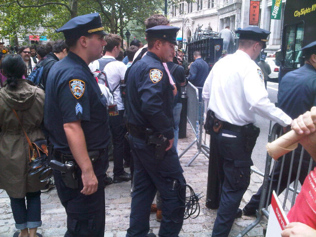 Как выглядит полиция Нью-Йорка и Москвы на мирной акции. США, Россия, Политика
