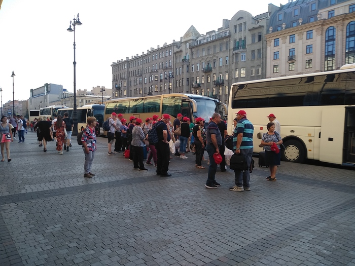 So that no one gets lost - everyone should wear red caps :) - My, , Cap, Туристы, Saint Petersburg