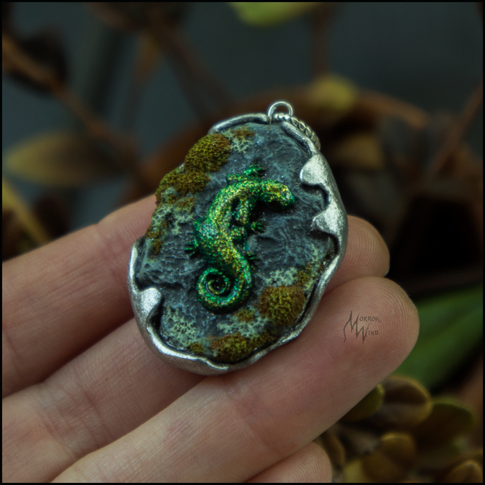 Mossy cabochon with a tiny lizard sitting on it, set in silver. Material - polymer clay. - My, Pendant, Needlework without process, Polymer clay, With your own hands, Lizard