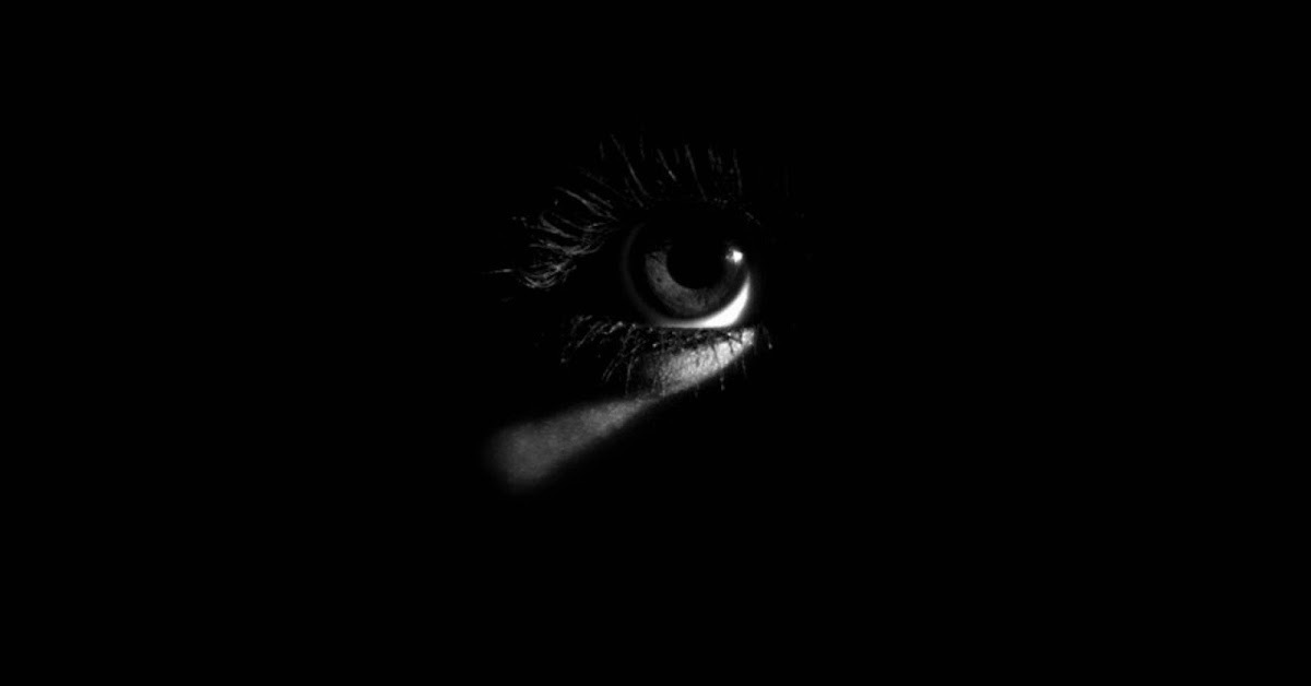 Страшные глазки. Глаза из Темноты. Глаза на черном фоне.