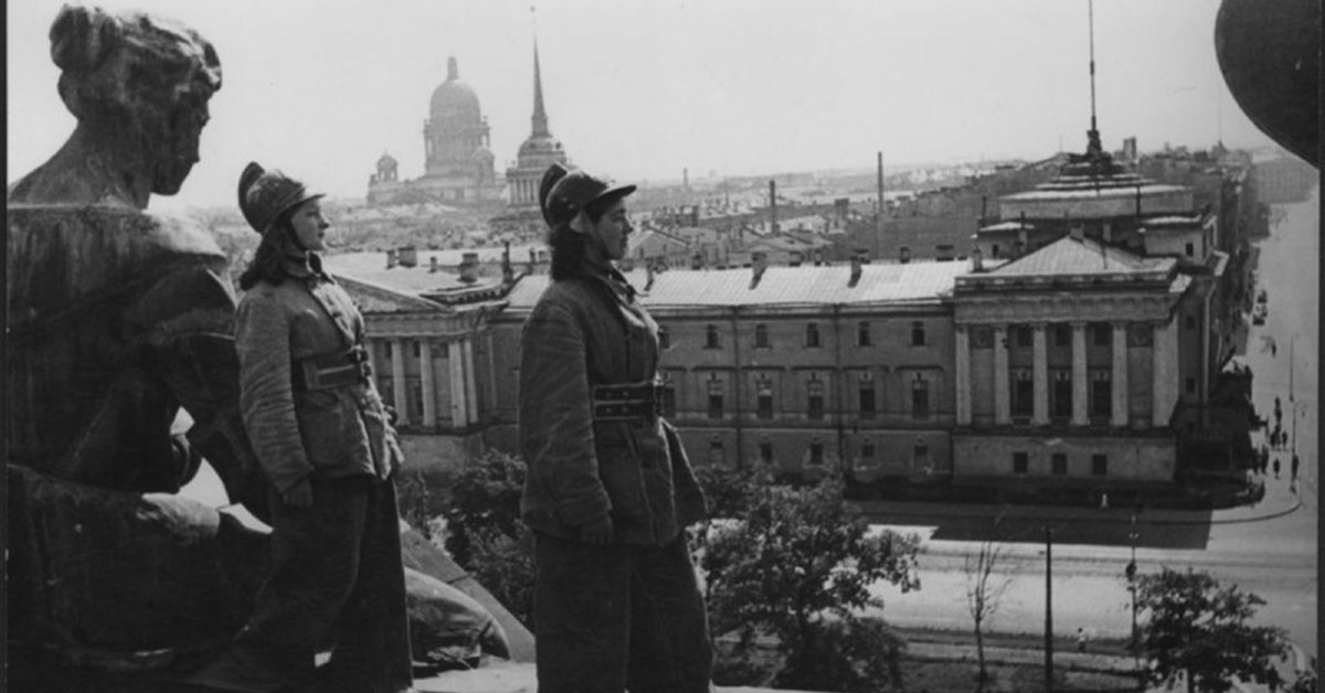 Защитники ленинграда. Крыши блокадного Ленинграда. Вторая мировая война Ленинград. Светомаскировка в Ленинграде. Светомаскировка в блокадном Ленинграде.