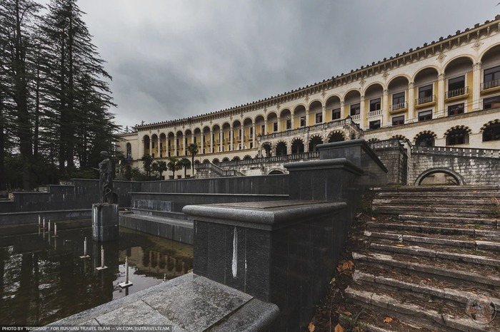 "Дворец Эпохи Социализма" Гигантский заброшенный санаторий в Цхалтубо