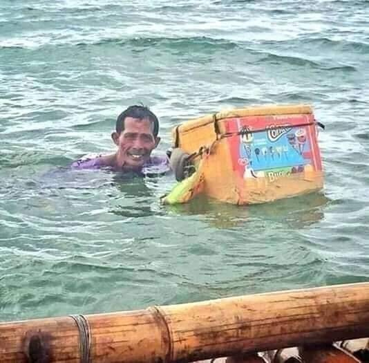 This man is selling ice cream to passing boats right in the sea! - Business, Trade, Sea, The photo, Longpost