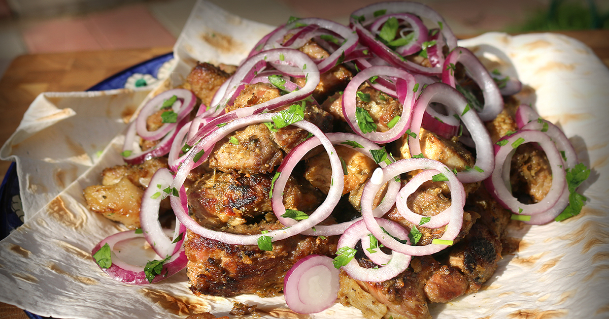 шашлык по узбекски в казане. казан кебаб восточный кухни. шашлык в казане на костре из свинины. шашлык в казане на костре. казан кебаб джиз.