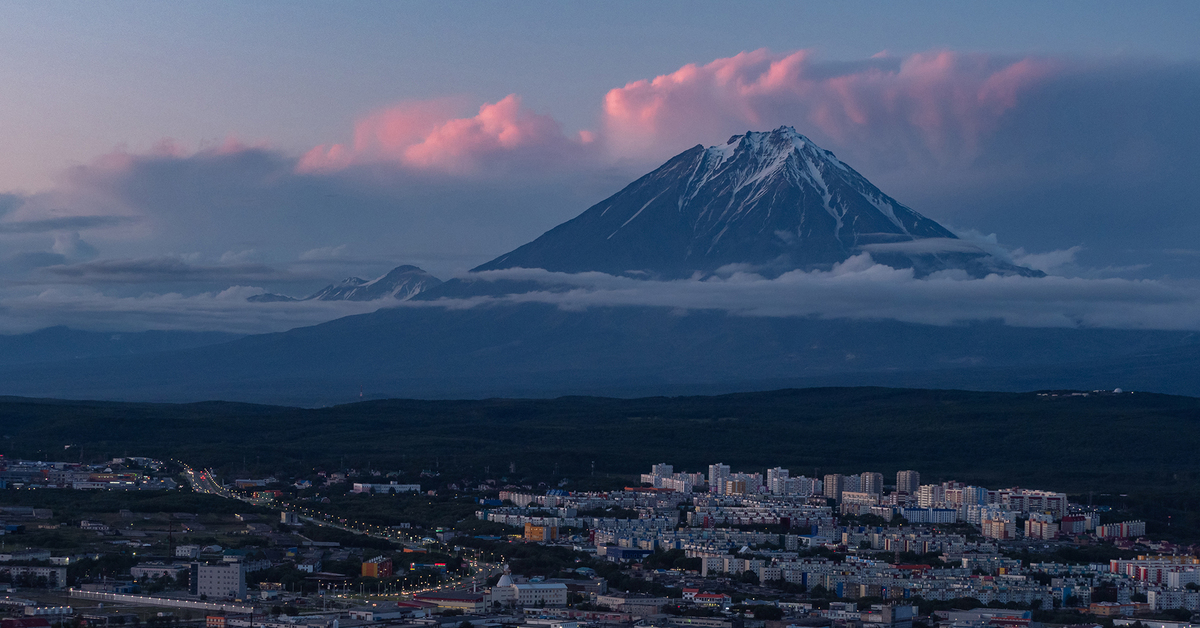 Камчатский край петропавловск камчатский. Петропавловск-Камчатский Авачинский вулкан. Поселок Авача Петропавловск-Камчатский. 3 Вулкана Петропавловск-Камчатский. Петропавловск Камчатский вид Авача.